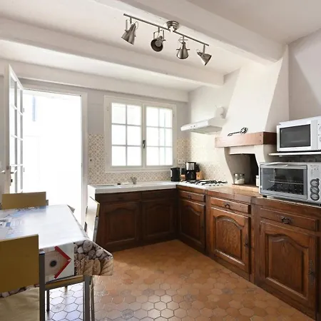 Maison De Village à Avec Garage, Cour, Salon Tv, 3 Chambres, Balcon Et équipements Modernes - Fr-1-434-104 * Ars-en-Ré