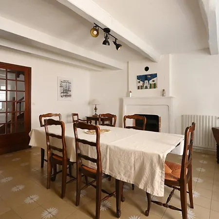 Maison De Village à Avec Garage, Cour, Salon Tv, 3 Chambres, Balcon Et équipements Modernes - Fr-1-434-104 *