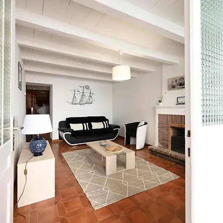 Maison De Village à Avec Garage, Cour, Salon Tv, 3 Chambres, Balcon Et équipements Modernes - Fr-1-434-104 *