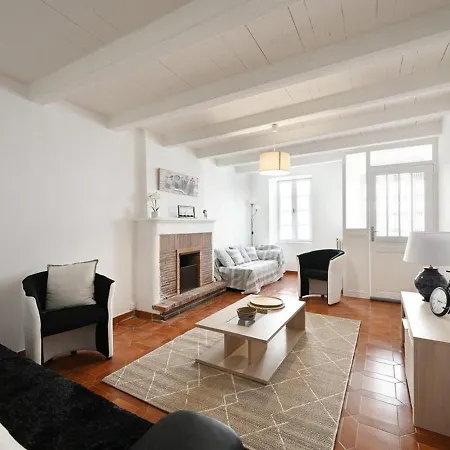 Maison De Village à Avec Garage, Cour, Salon Tv, 3 Chambres, Balcon Et équipements Modernes - Fr-1-434-104 * Ars-en-Ré