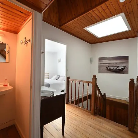 Maison De Village A Avec Garage, Cour, Salon Tv, 3 Chambres, Balcon Et Equipements Modernes - Fr-1-434-104 Ars-en-Ré