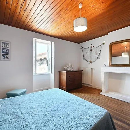 Maison De Village A Avec Garage, Cour, Salon Tv, 3 Chambres, Balcon Et Equipements Modernes - Fr-1-434-104 *