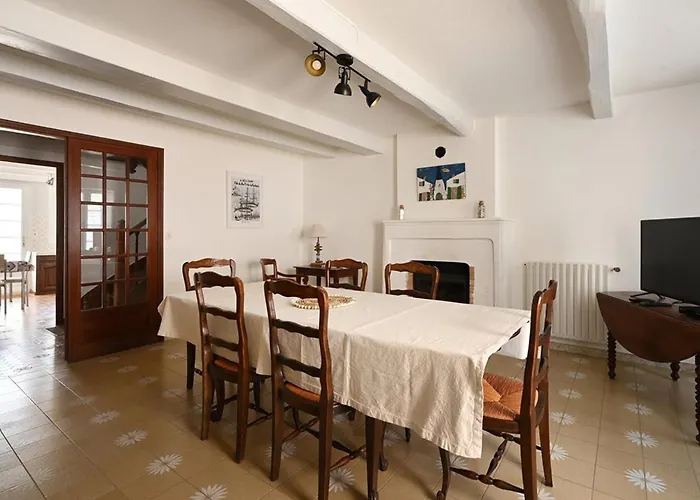 Maison De Village à Avec Garage, Cour, Salon Tv, 3 Chambres, Balcon Et équipements Modernes - Fr-1-434-104 *