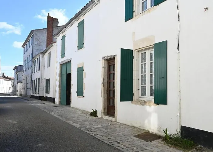 Maison De Village à Avec Garage, Cour, Salon Tv, 3 Chambres, Balcon Et équipements Modernes - Fr-1-434-104 *