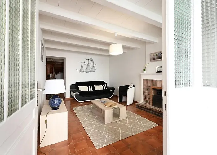 Maison De Village à Avec Garage, Cour, Salon Tv, 3 Chambres, Balcon Et équipements Modernes - Fr-1-434-104 *