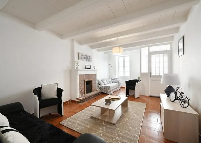 Maison De Village à Avec Garage, Cour, Salon Tv, 3 Chambres, Balcon Et équipements Modernes - Fr-1-434-104 * Ars-en-Ré