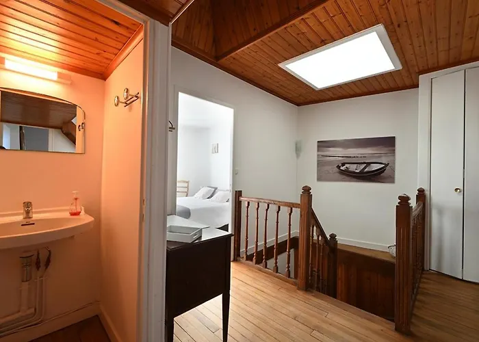 Maison De Village à Avec Garage, Cour, Salon Tv, 3 Chambres, Balcon Et équipements Modernes - Fr-1-434-104 Ars-en-Ré