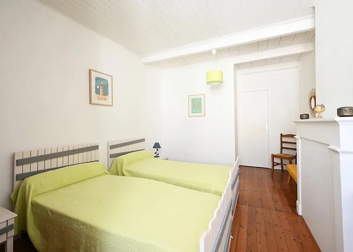 Maison De Village à Avec Garage, Cour, Salon Tv, 3 Chambres, Balcon Et équipements Modernes - Fr-1-434-104