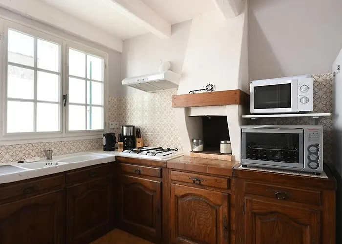 Maison De Village à Avec Garage, Cour, Salon Tv, 3 Chambres, Balcon Et équipements Modernes - Fr-1-434-104 Ars-en-Ré