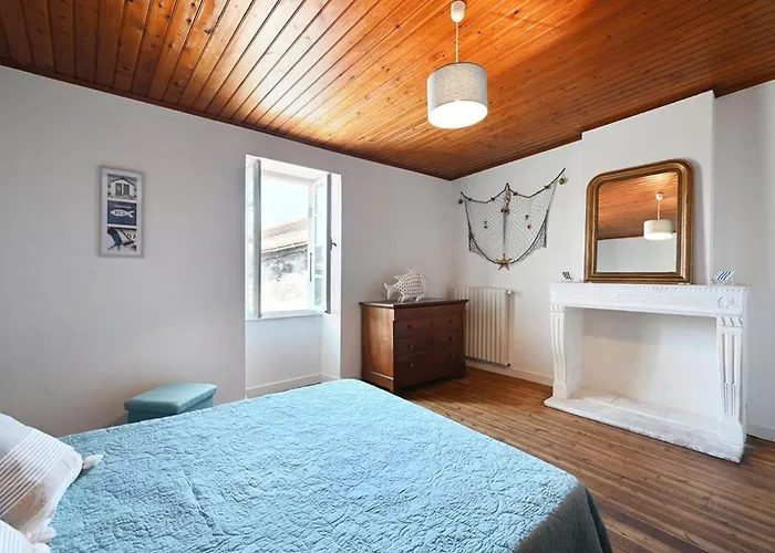 Maison De Village à Avec Garage, Cour, Salon Tv, 3 Chambres, Balcon Et équipements Modernes - Fr-1-434-104 *