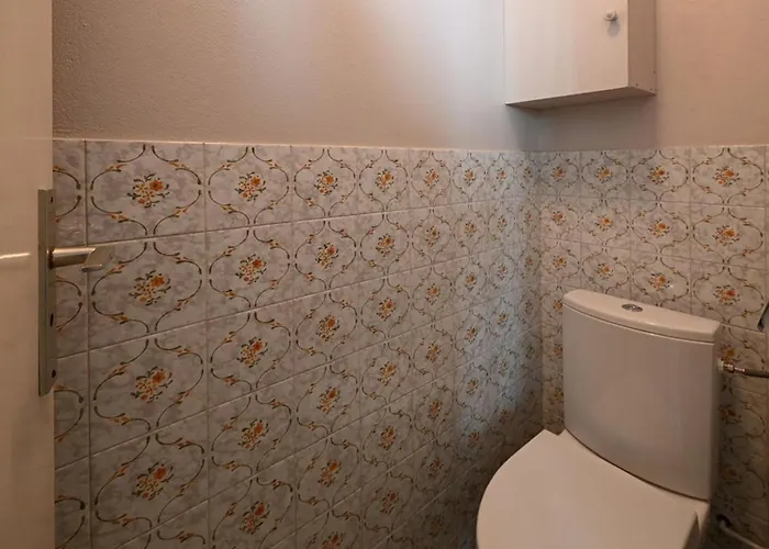 Maison De Village à Avec Garage, Cour, Salon Tv, 3 Chambres, Balcon Et équipements Modernes - Fr-1-434-104